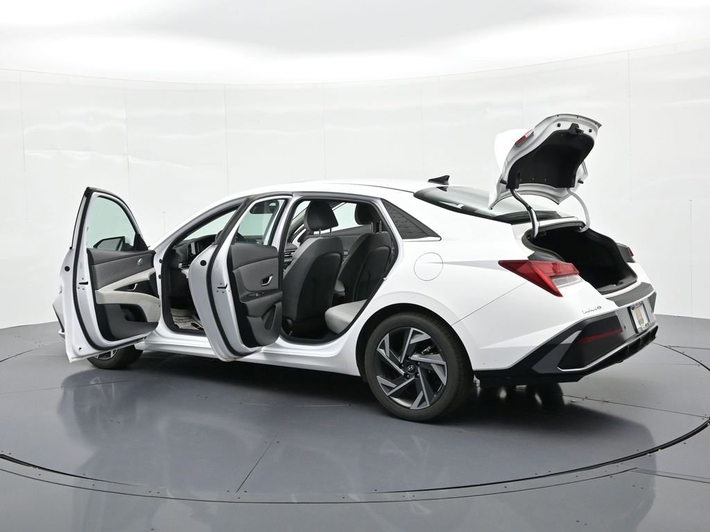 Used 2024 Hyundai Elantra Limited image 32