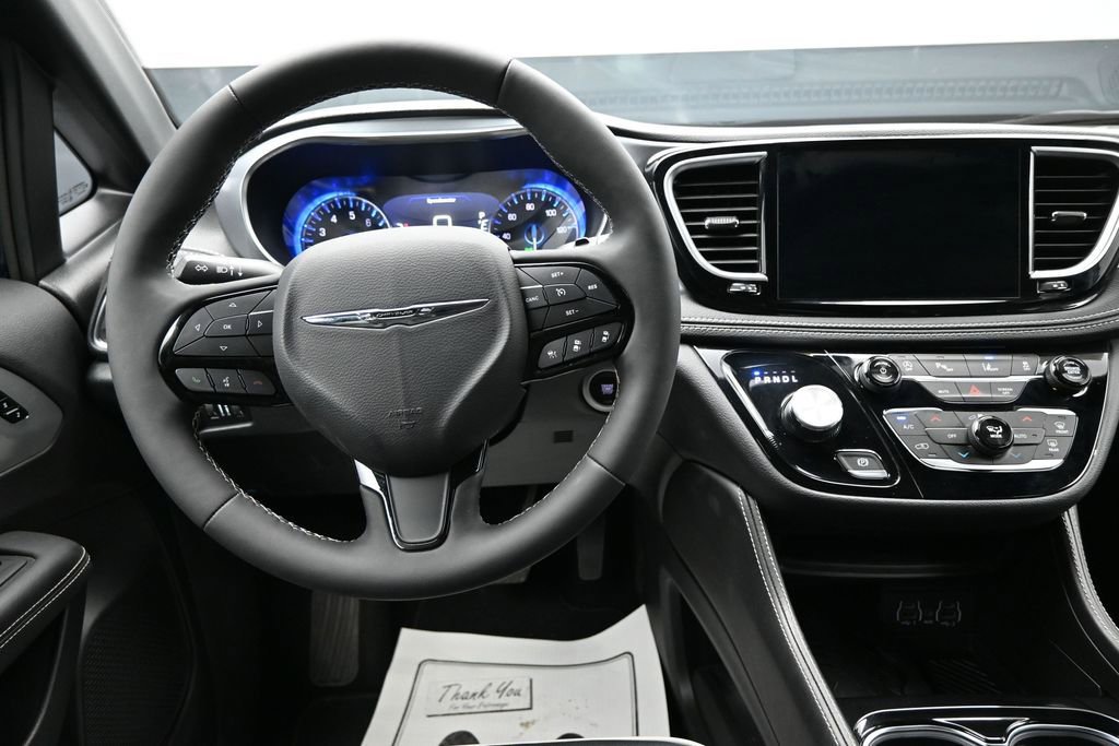 Used 2025 Chrysler Pacifica Limited FWD image 13