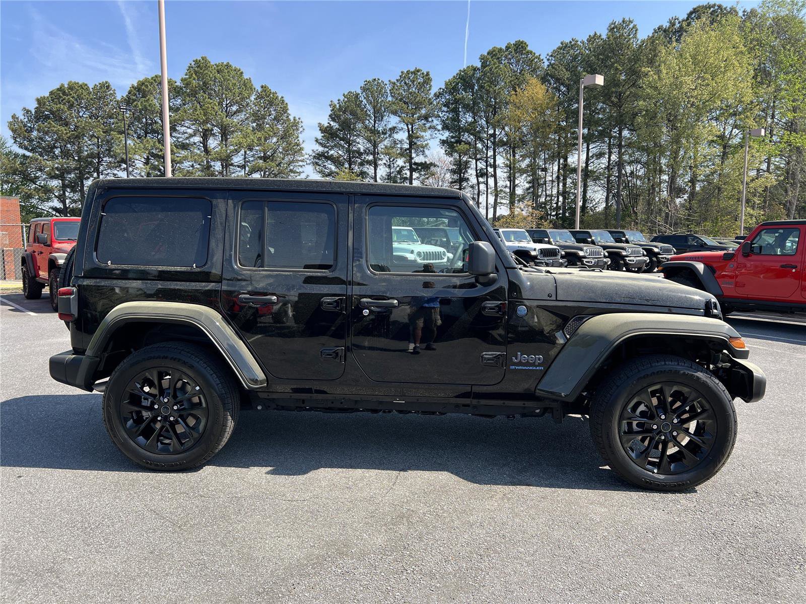 Used 2025 Jeep Wrangler Sahara w/ Safety Group image 16