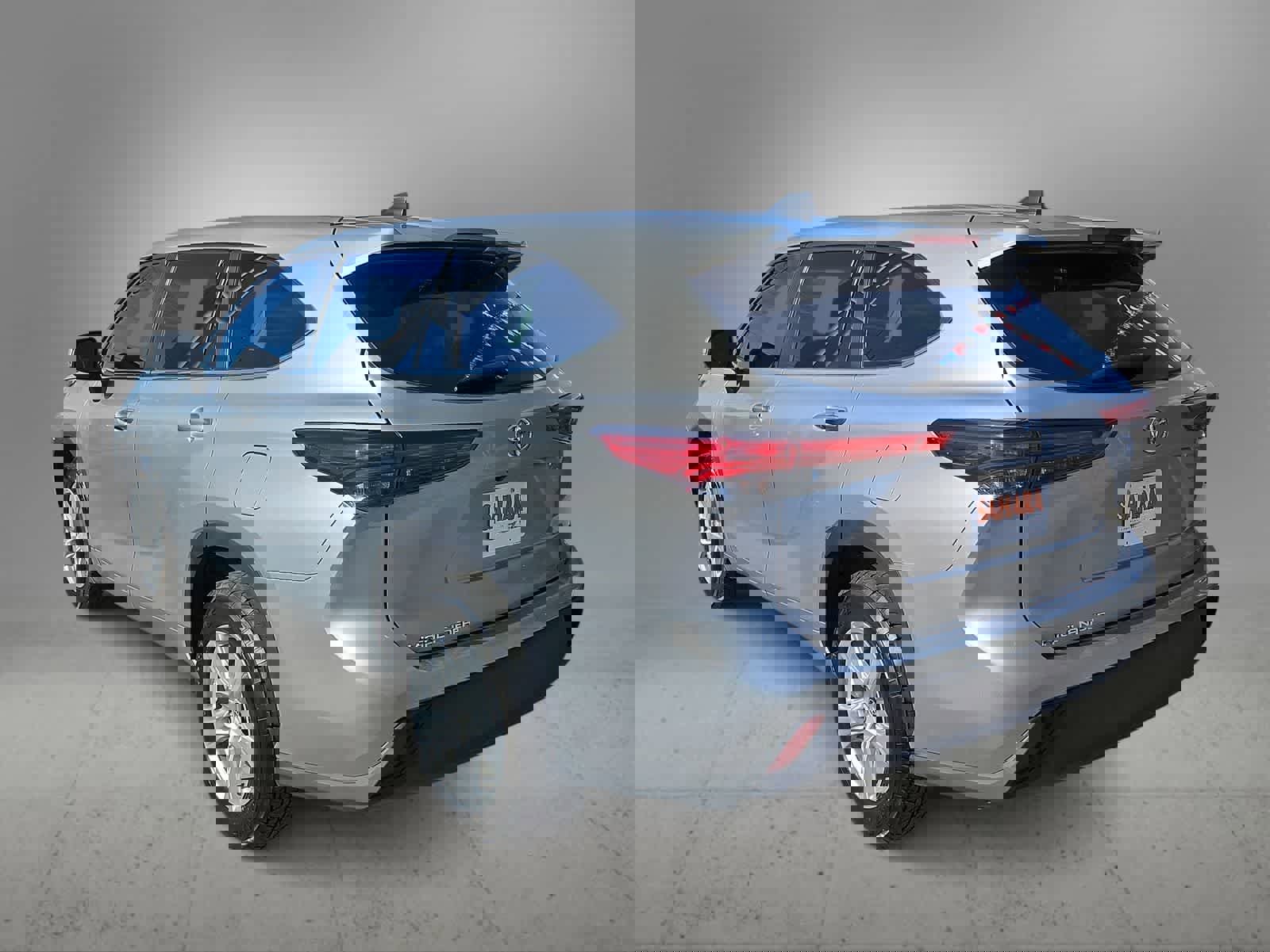 Used 2023 Toyota Highlander LE image 7