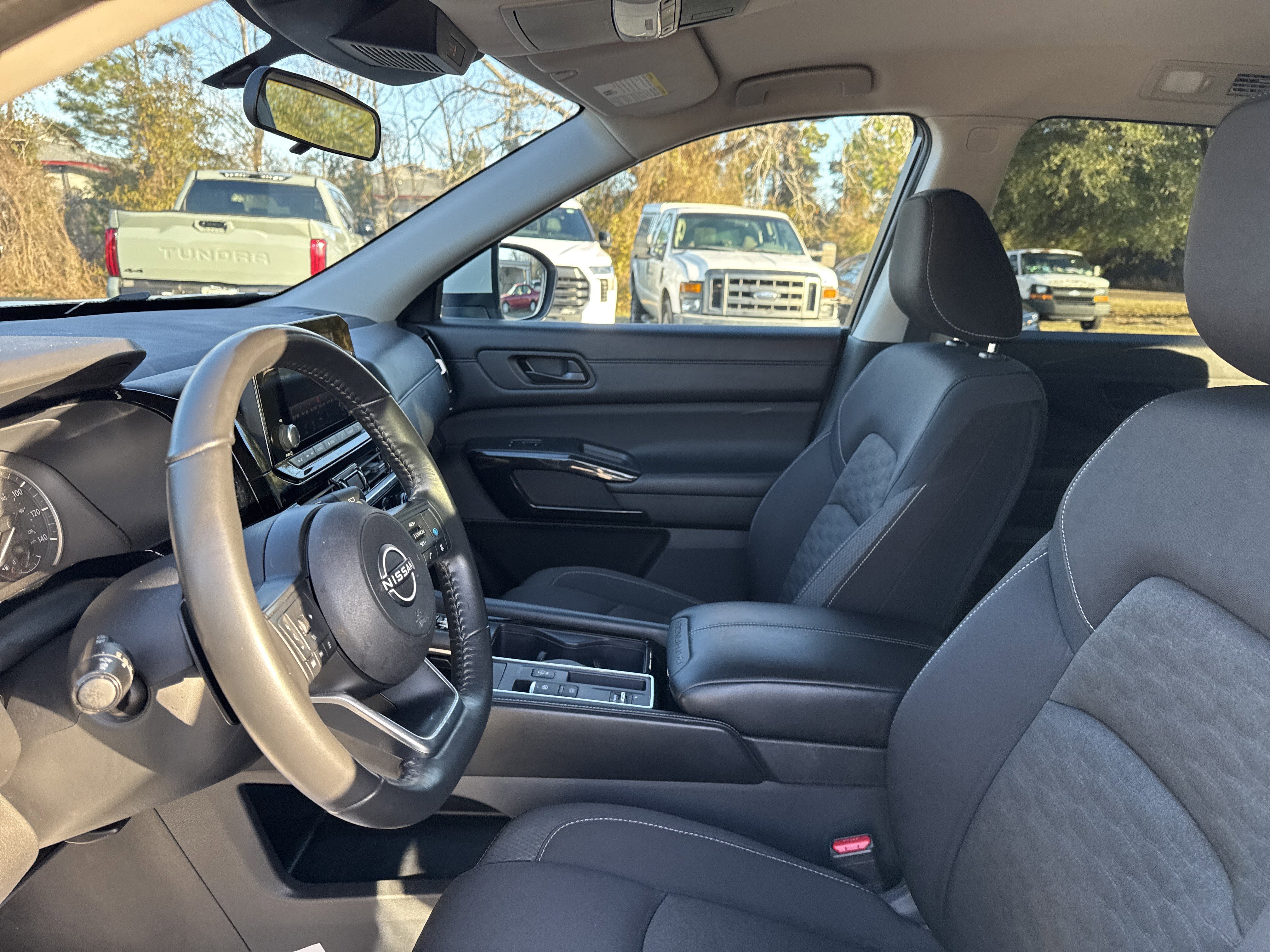 Used 2024 Nissan Pathfinder SV image 13