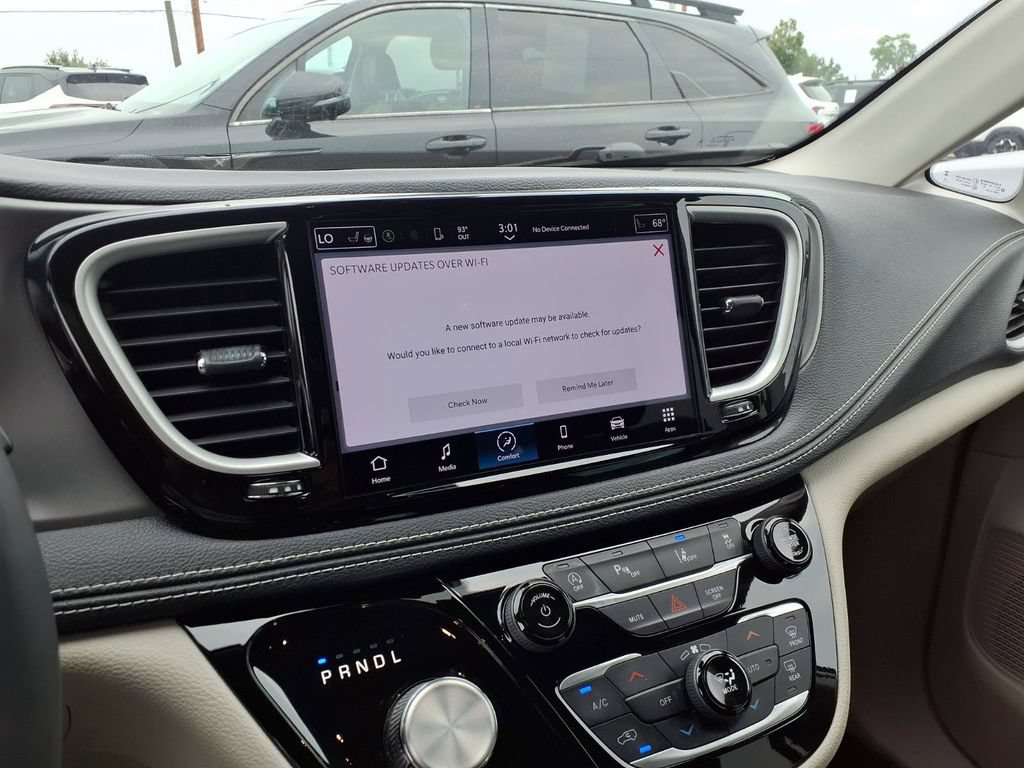 Used 2023 Chrysler Pacifica Touring-L AWD/4WD image 8