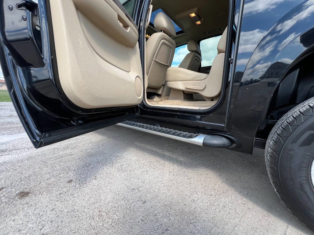 Used 2011 Chevrolet Suburban LT image 16