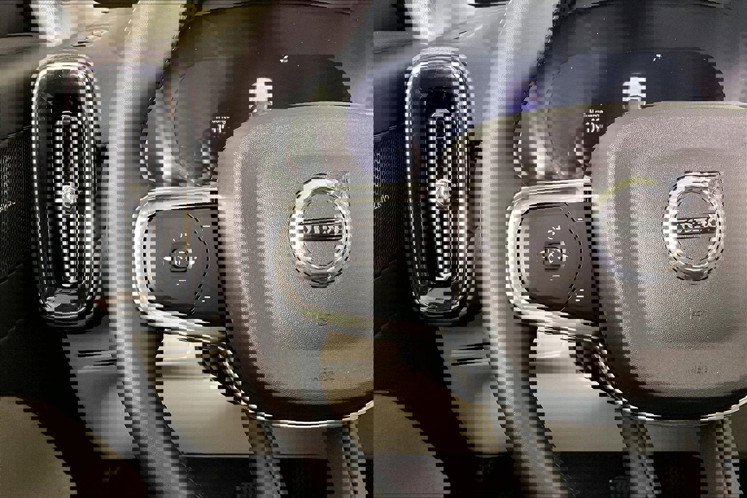 Used 2025 Volvo XC40 B5 Plus w/ Protection Package Premier AWD/4WD image 18