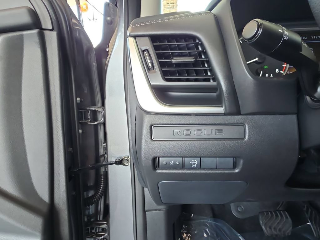 Used 2024 Nissan Rogue S FWD image 18
