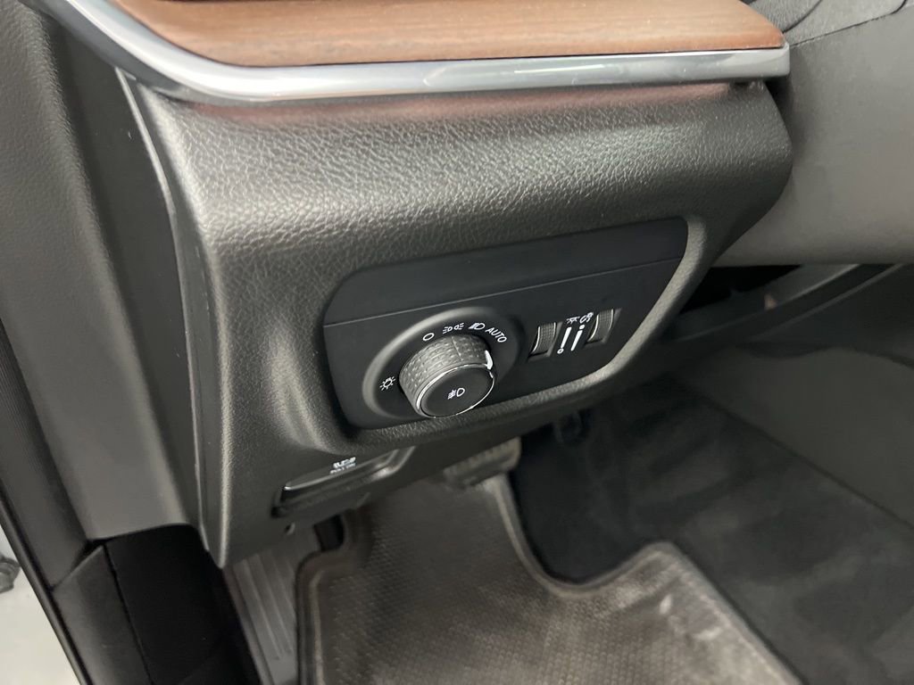 Used 2025 Jeep Grand Cherokee Summit w/ Luxury Tech Group V image 18