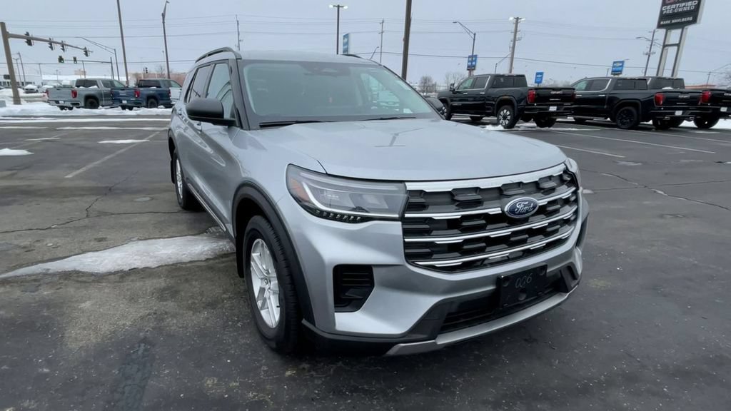 Used 2025 Ford Explorer Active AWD/4WD image 4