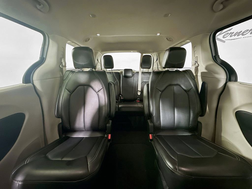 Used 2024 Chrysler Pacifica Touring-L image 13