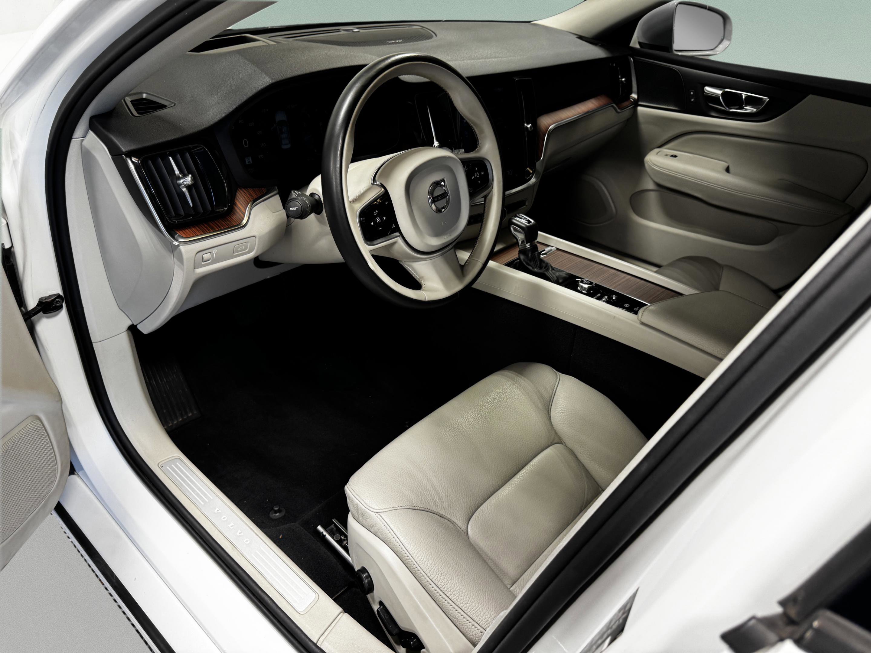 Used 2019 Volvo S60 T6 Momentum w/ Multimedia Package image 9