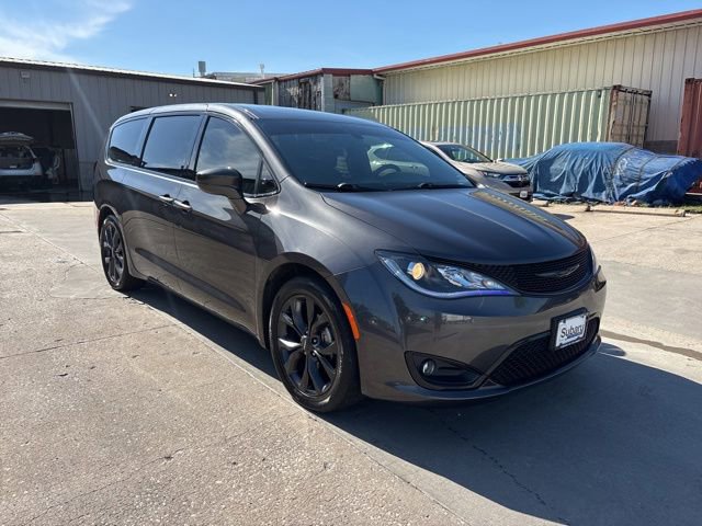 Used 2018 Chrysler Pacifica Touring Plus w/ S Appearance Package FWD image 1