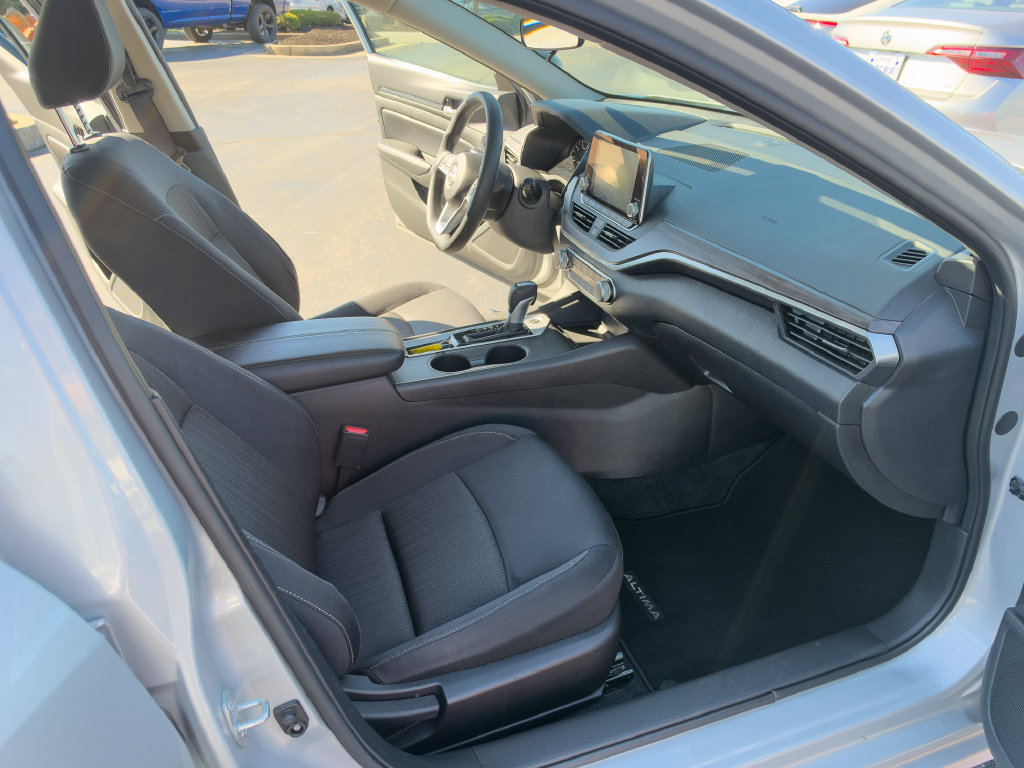 Used 2025 Nissan Altima 2.5 SV FWD image 12