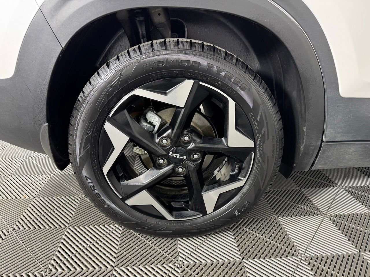 Used 2025 Kia Seltos EX w/ EX Sunroof Package image 42