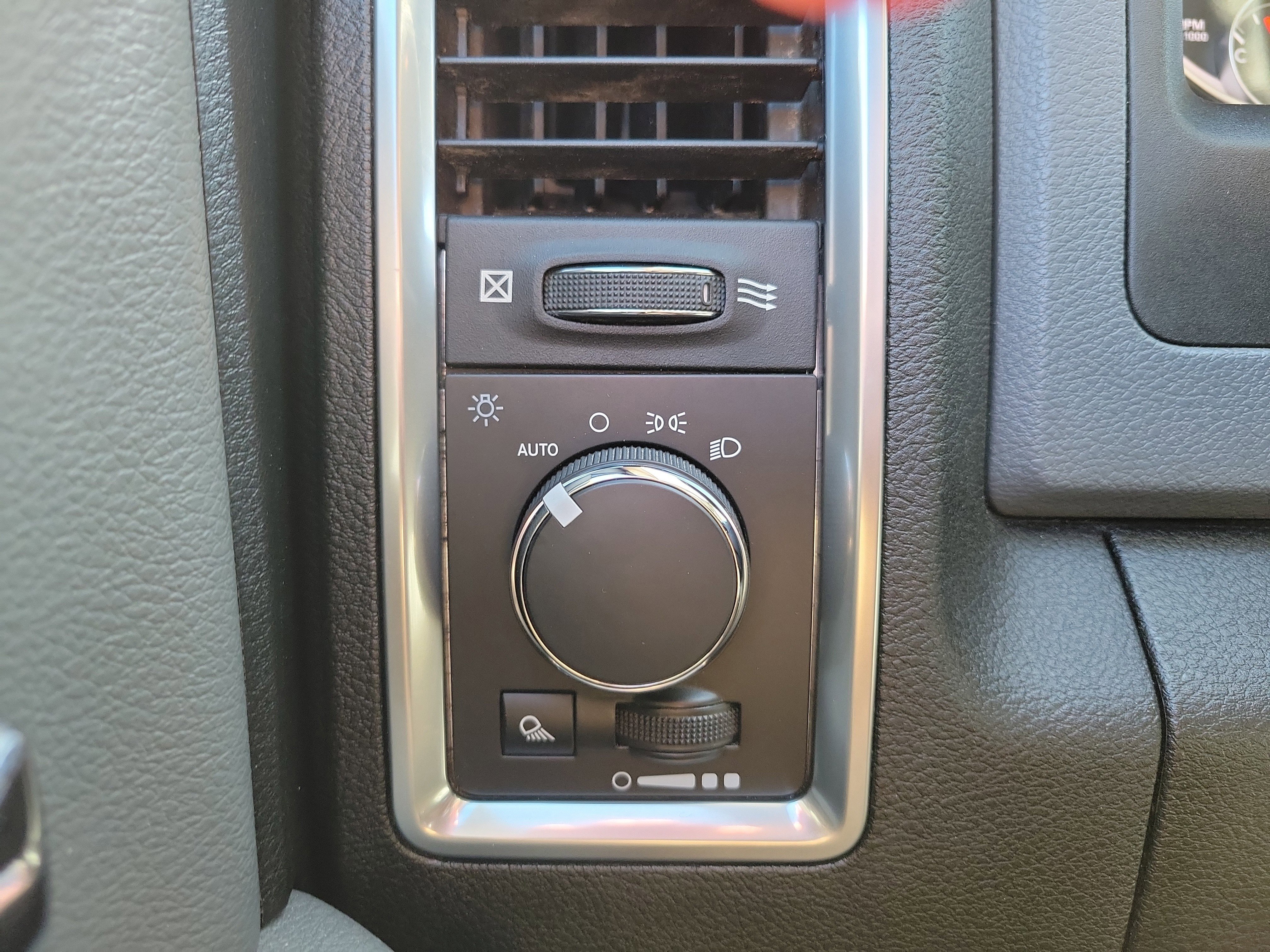 Used 2019 RAM 1500 Classic SLT image 23