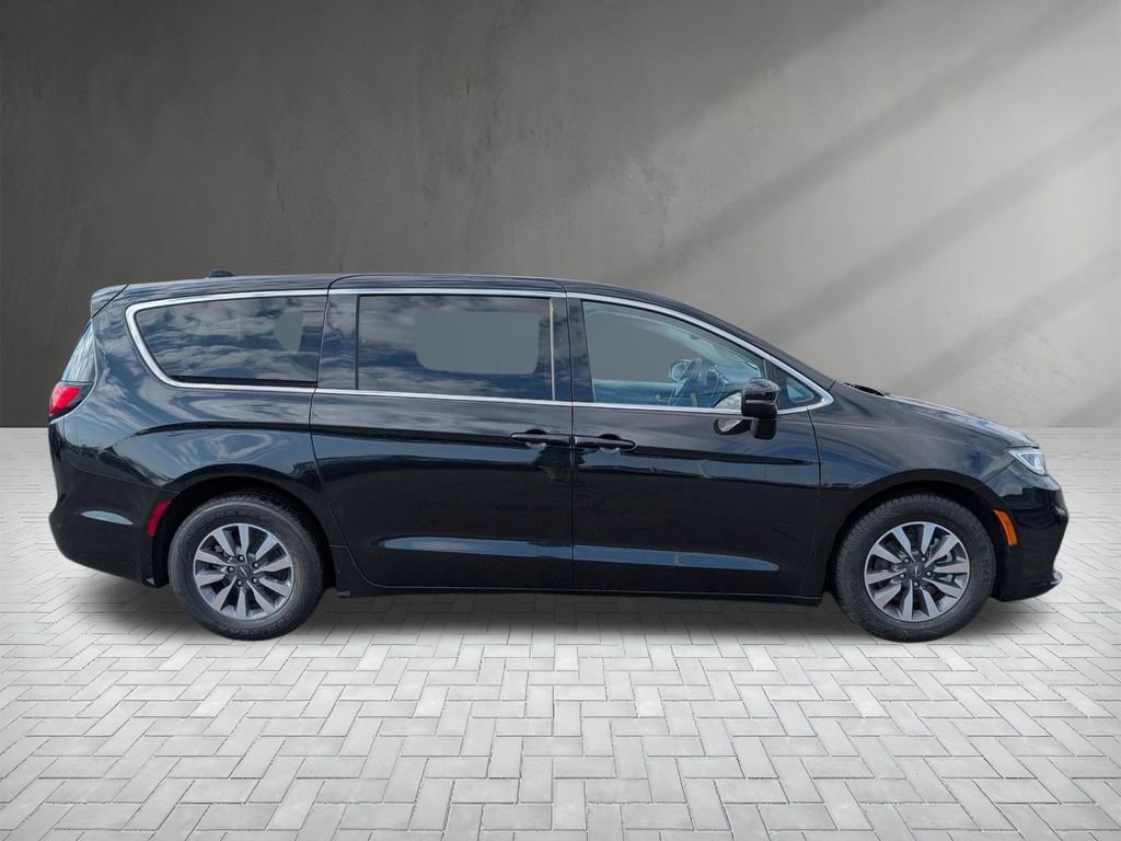 Used 2023 Chrysler Pacifica Touring-L image 9