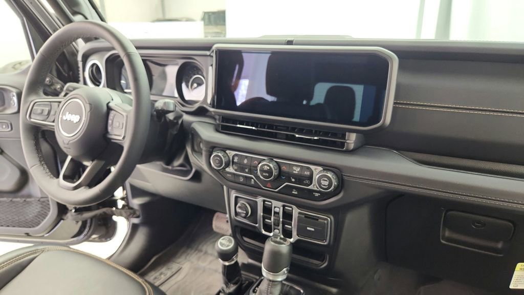 Used 2025 Jeep Gladiator Sport image 24