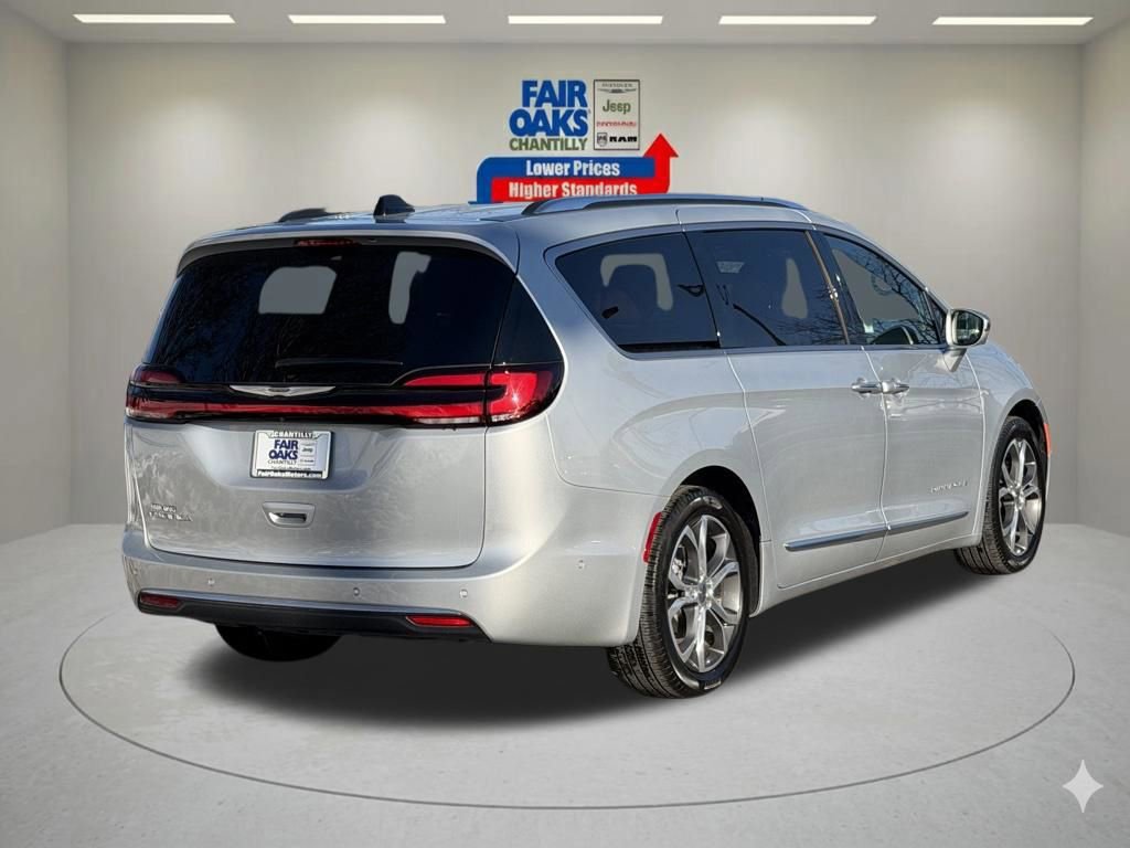 Used 2024 Chrysler Pacifica Pinnacle image 8
