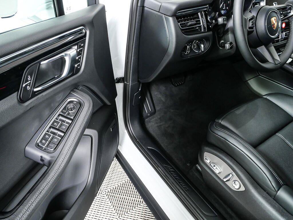 Certified 2026 Porsche Macan Turbo AWD/4WD image 8
