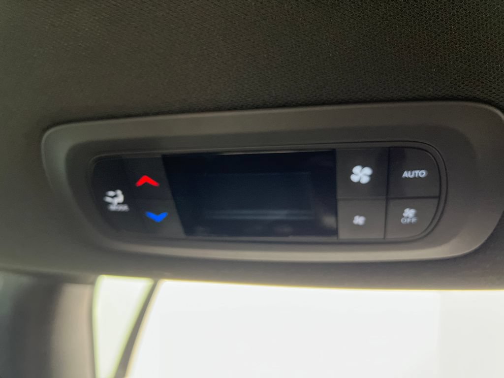 Used 2025 Chrysler Pacifica Select FWD image 28