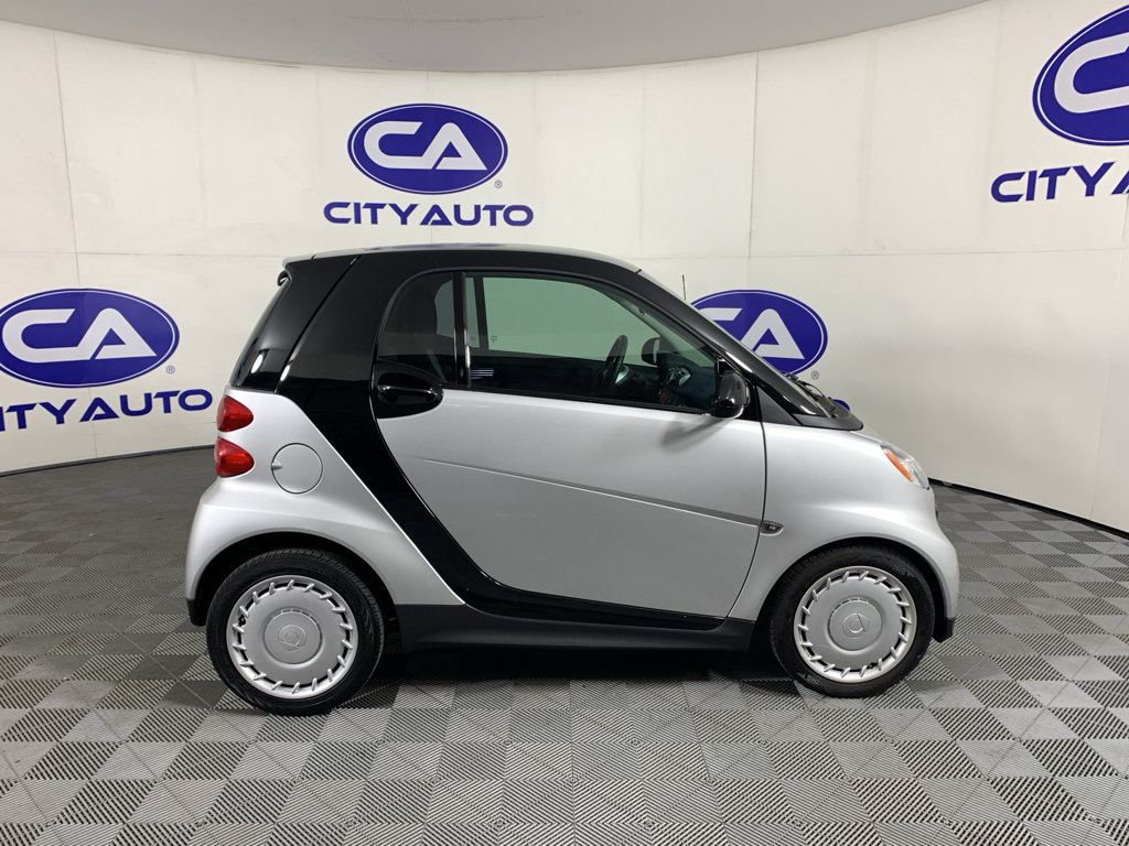 Used 2015 smart fortwo pure RWD image 2