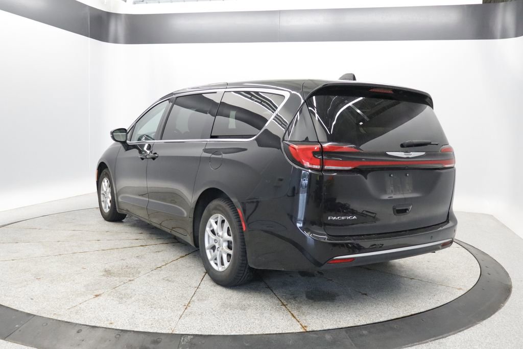 Used 2023 Chrysler Pacifica Touring-L FWD image 3