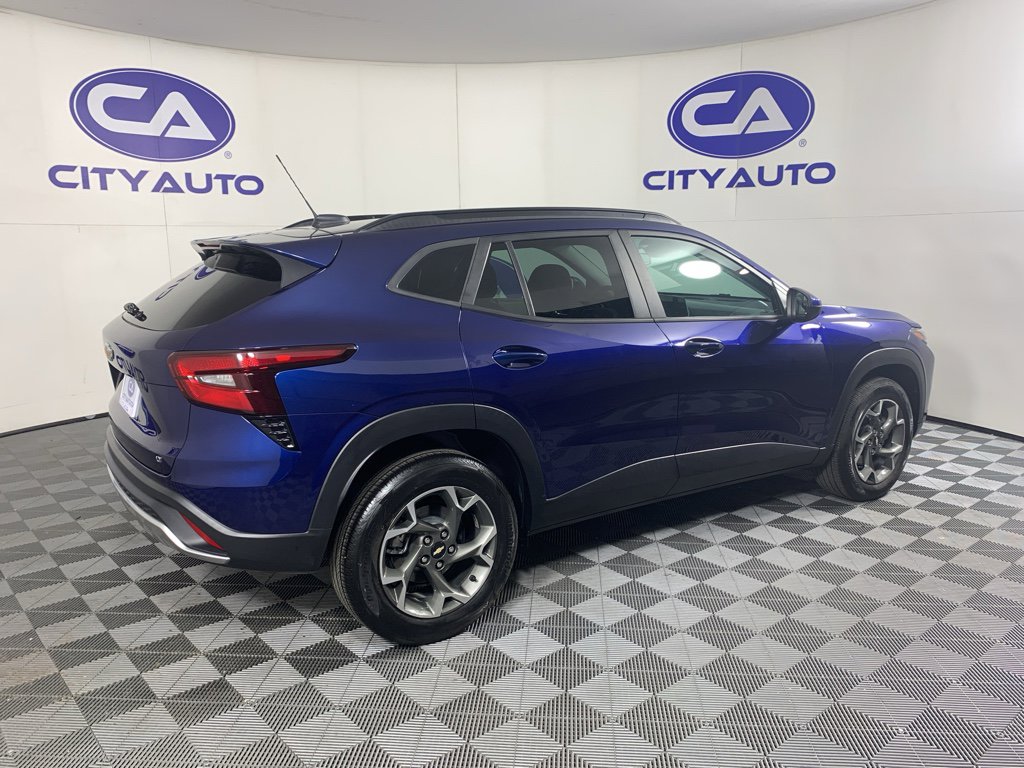 Used 2024 Chevrolet Trax LT w/ Sunroof Package image 3