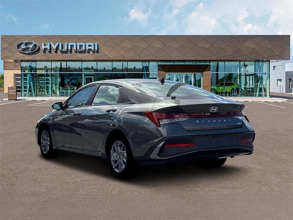 Used 2026 Hyundai Elantra Hybrid FWD image 5