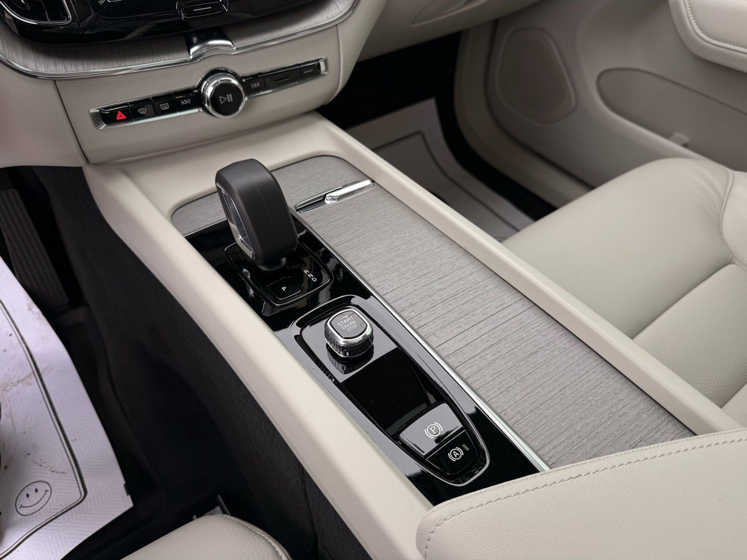 Used 2025 Volvo XC60 T8 Plus w/ Protection Package Premier image 49