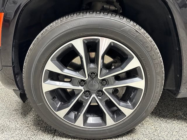 Used 2023 Jeep Grand Cherokee L Overland w/ Advanced Protech Group III AWD/4WD image 3