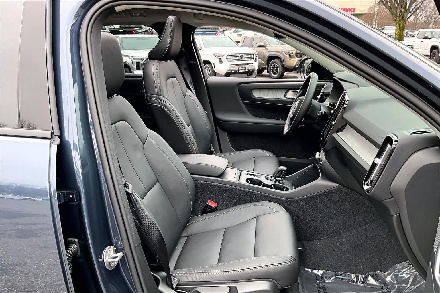 Used 2026 Volvo XC40 B5 Core w/ Climate Package AWD/4WD image 13