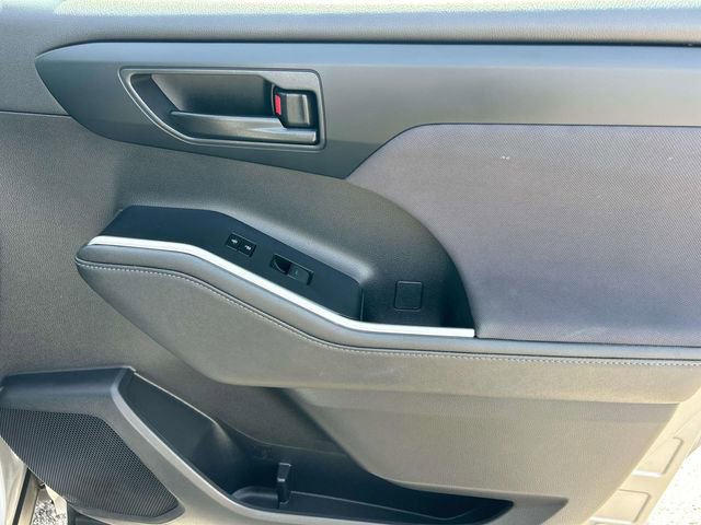 Used 2024 Toyota Highlander LE image 13