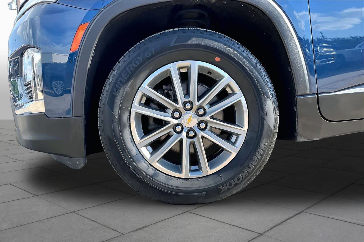 Used 2023 Chevrolet Traverse LT FWD image 11