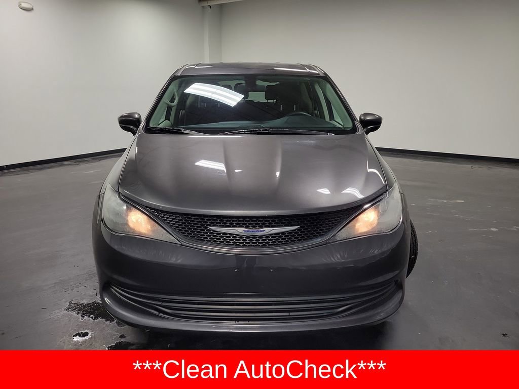 Used 2020 Chrysler Voyager L image 2