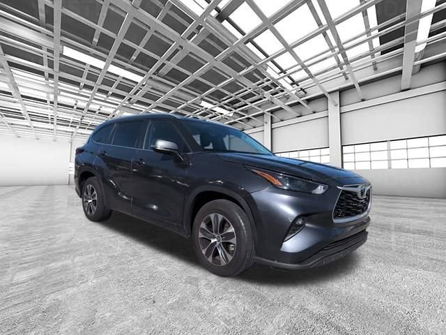 Used 2024 Toyota Highlander XLE image 1