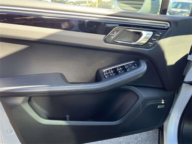 Certified 2022 Porsche Macan image 18
