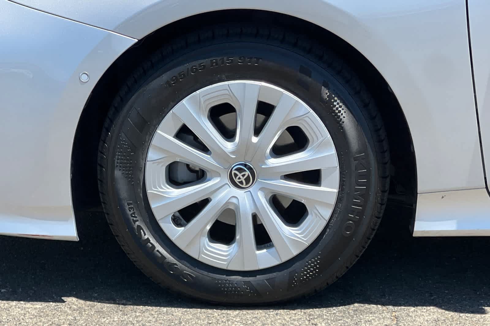 Used 2021 Toyota Prius LE FWD image 30