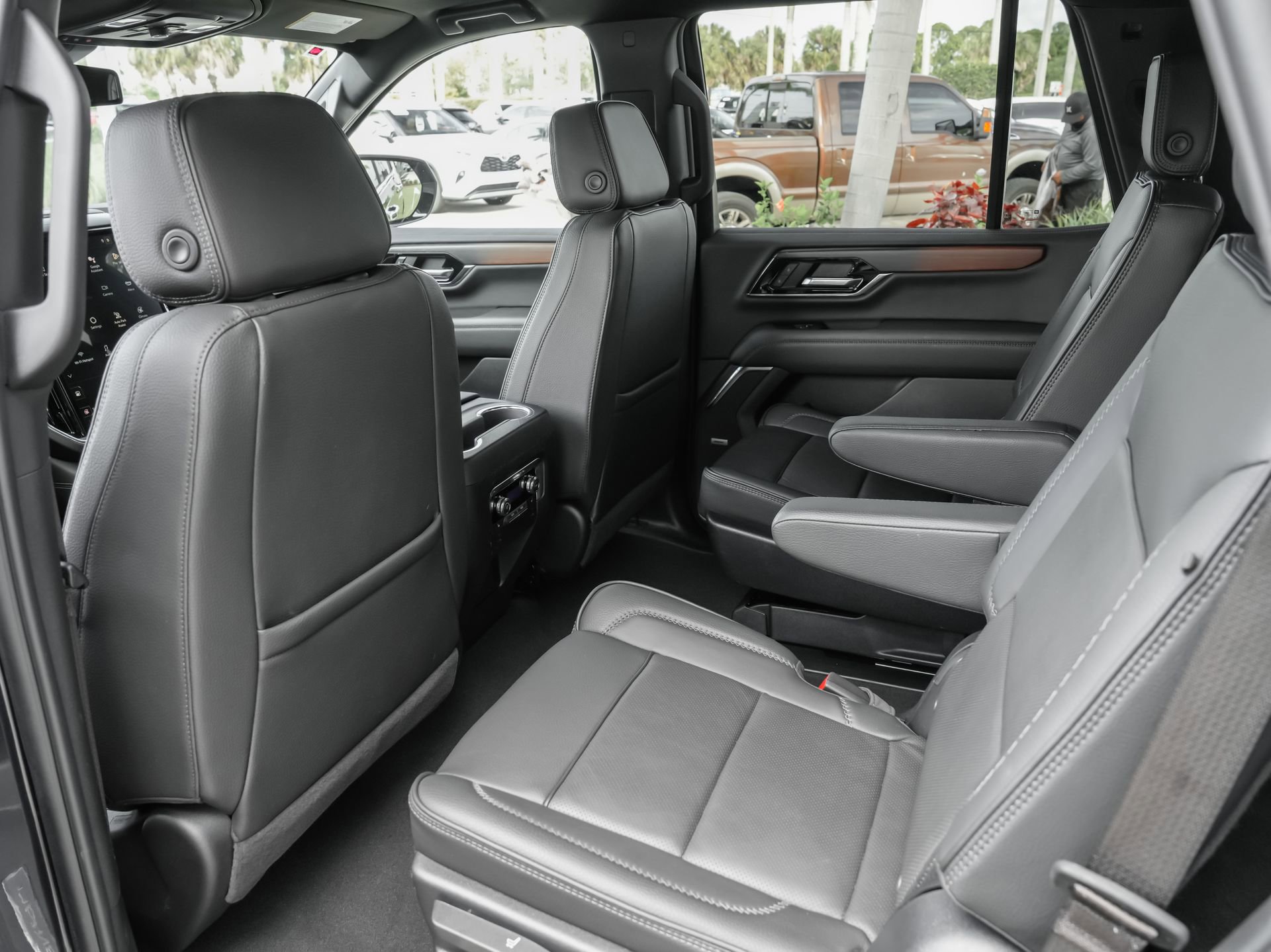 Used 2025 GMC Yukon Denali RWD image 32