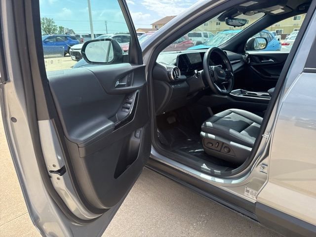 Used 2025 Chevrolet Equinox LT w/ Convenience Package II FWD image 9
