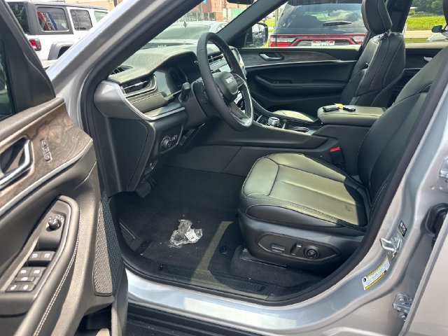 New 2026 Jeep Grand Cherokee Limited w/ Limited Altitude Package AWD/4WD image 10