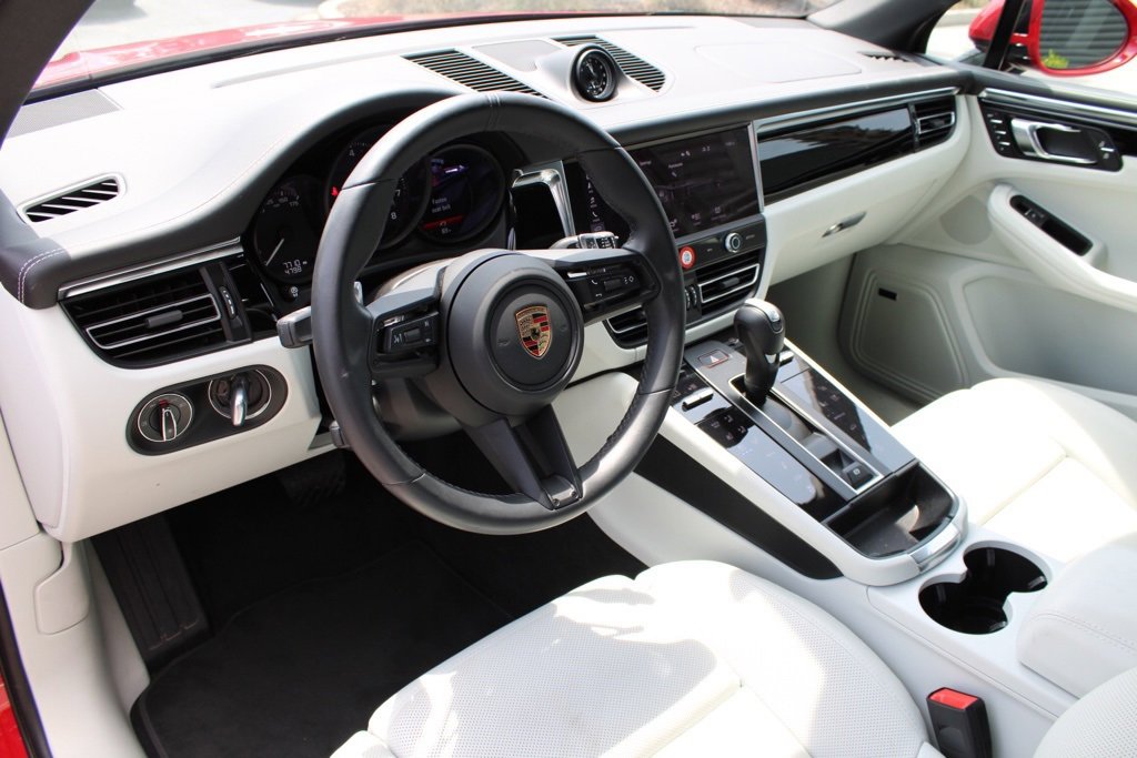 Used 2025 Porsche Macan image 4