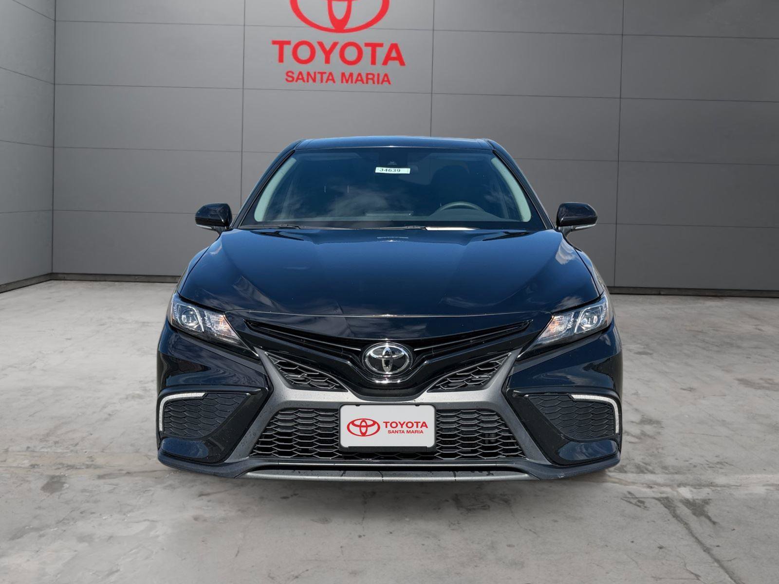 Used 2023 Toyota Camry SE FWD image 3
