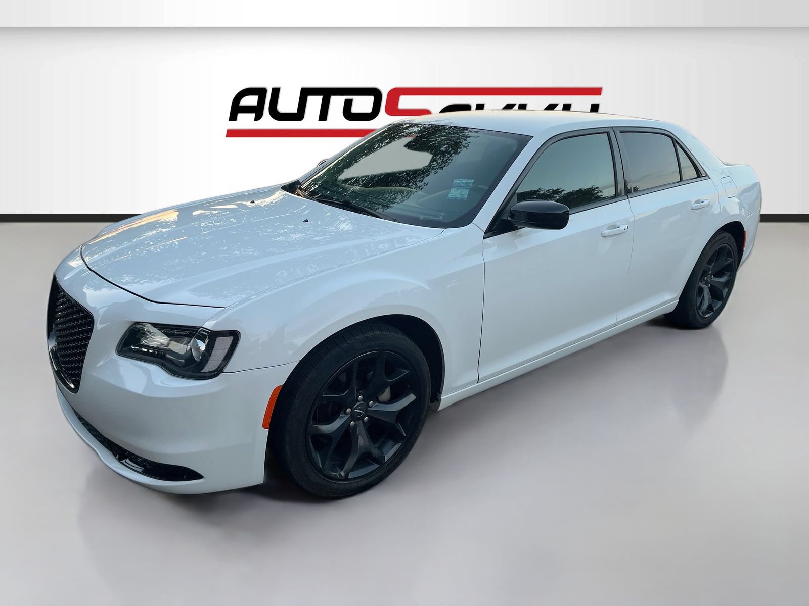 Used 2021 Chrysler 300 Touring w/ Sport Appearance Package RWD image 3