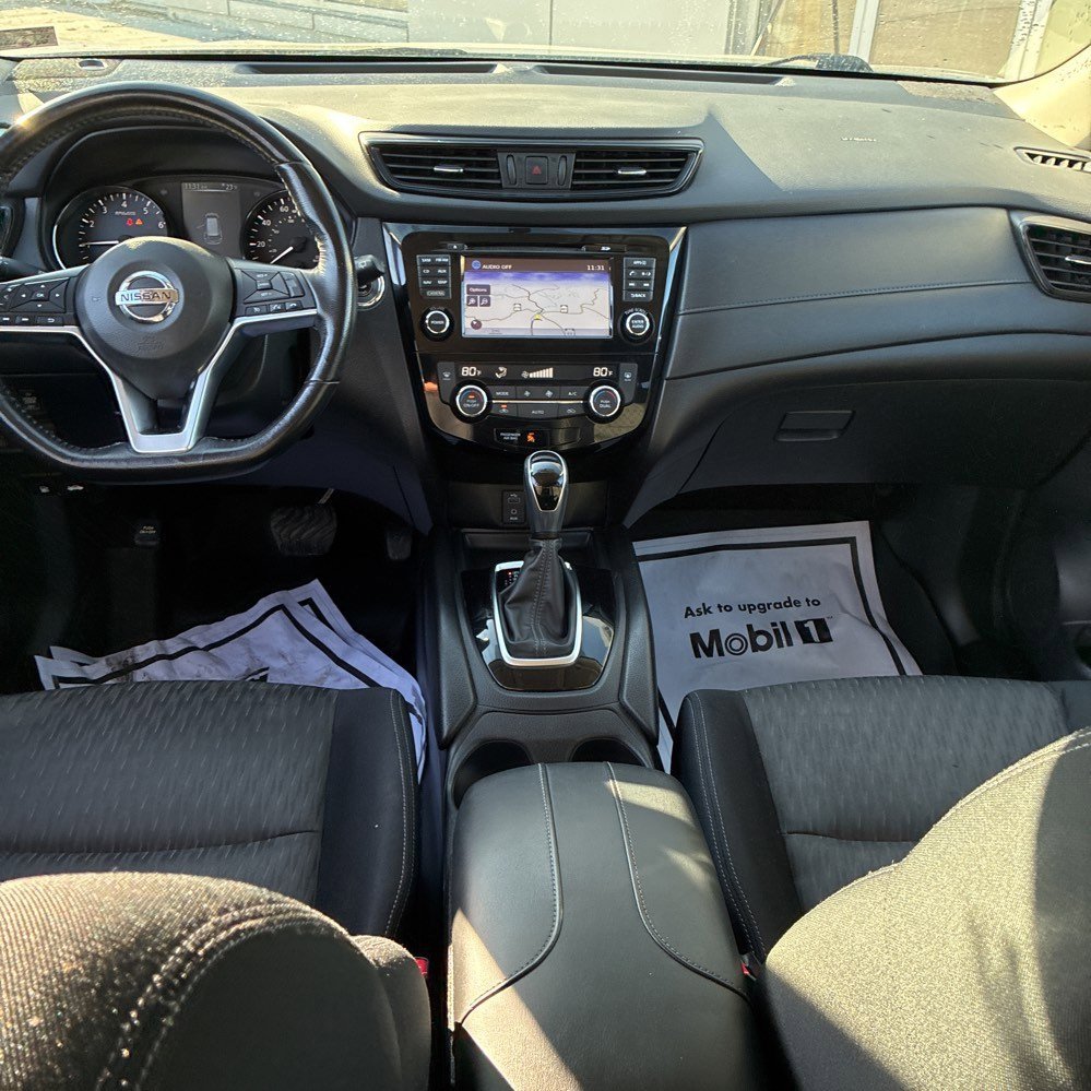 Used 2017 Nissan Rogue SV w/ SV Premium Package image 19