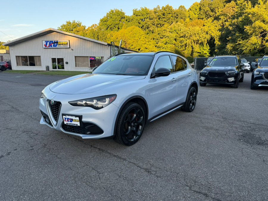 Used 2024 Alfa Romeo Stelvio Ti w/ Performance Driving Package AWD/4WD image 2