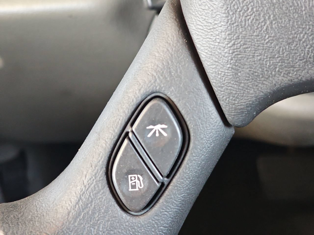 Used 2004 GMC Envoy SLT AWD/4WD image 24