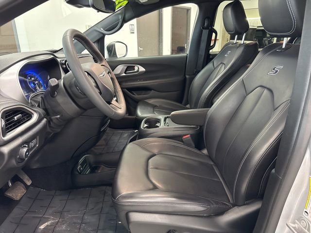 Used 2023 Chrysler Pacifica Touring-L w/ S Appearance Package image 16