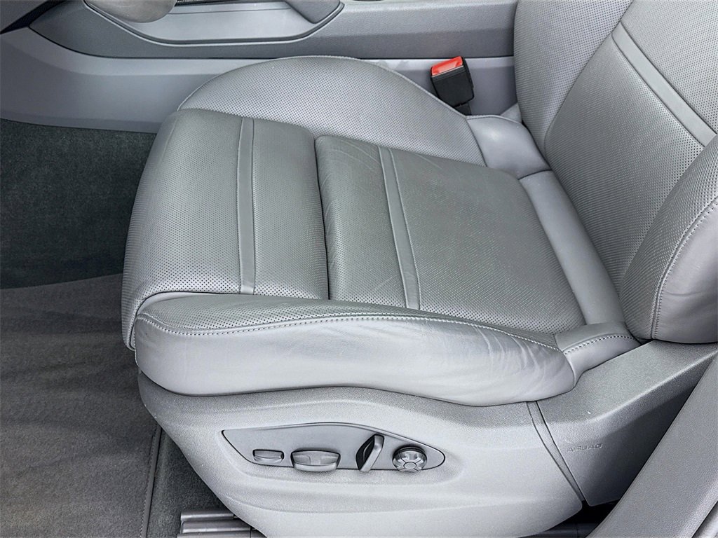 Certified 2023 Porsche Cayenne Platinum Edition image 13