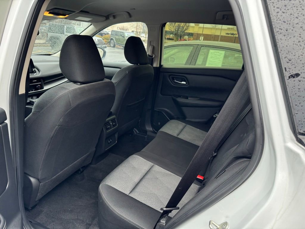 Used 2024 Nissan Rogue SV image 7