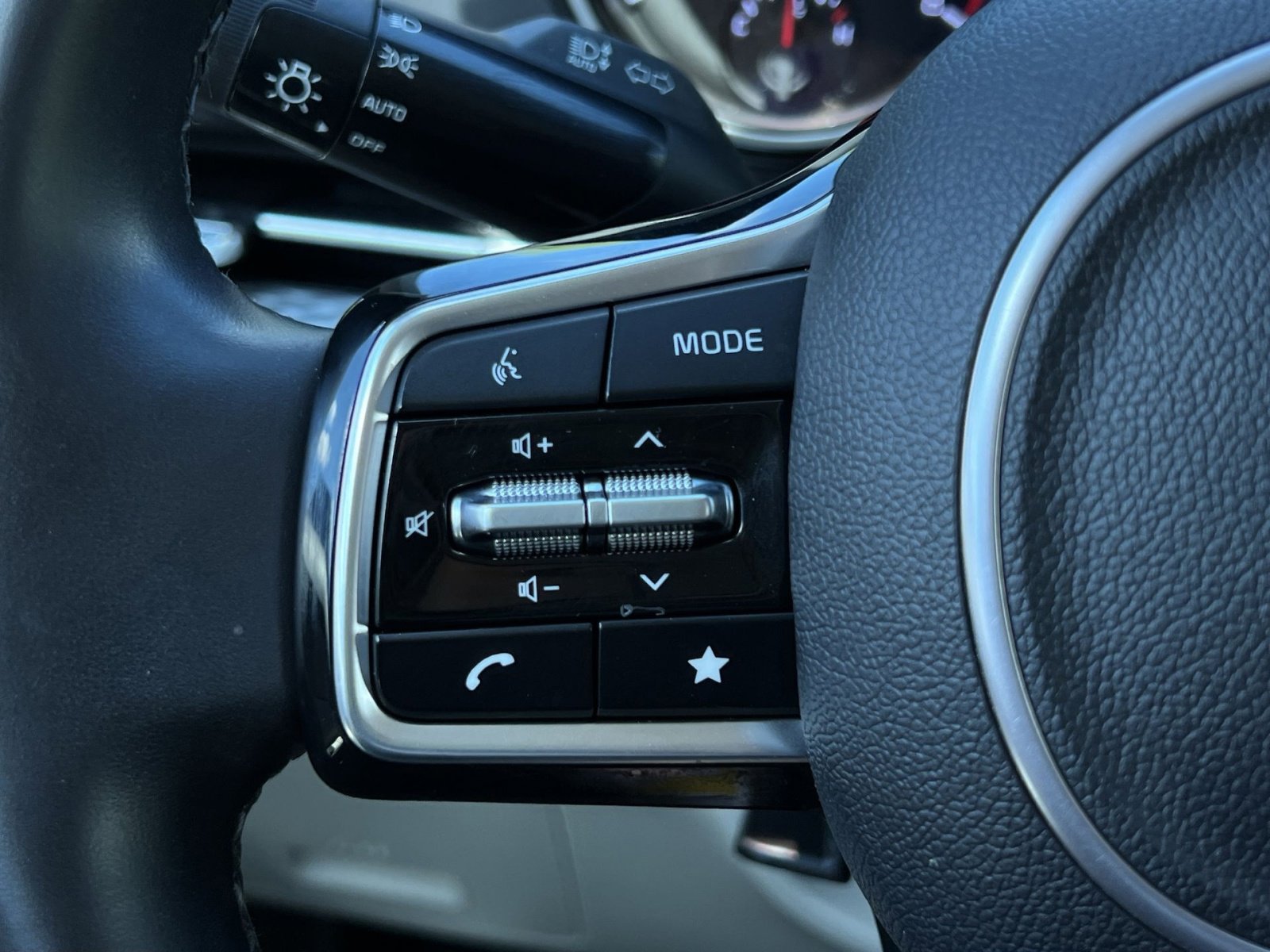 Used 2024 Kia Carnival LX FWD image 37