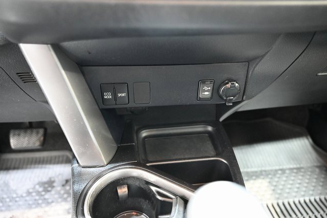 Used 2018 Toyota RAV4 LE image 17