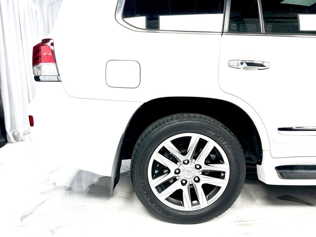Used 2013 Lexus LX 570 4WD w/ Luxury Pkg image 12
